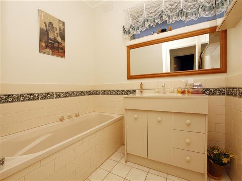 8 Leonard Crescent, Bundoora VIC 3083