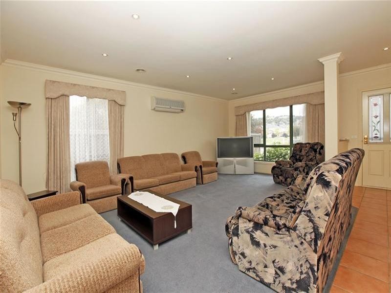 2 Pretty Valley Grove, South Morang VIC 3752