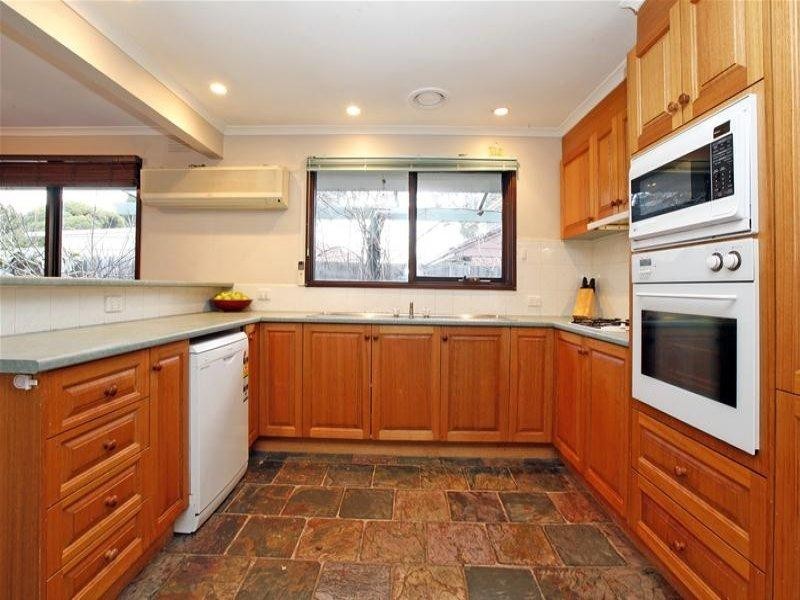 1 Bernborough Place, Mill Park VIC 3082