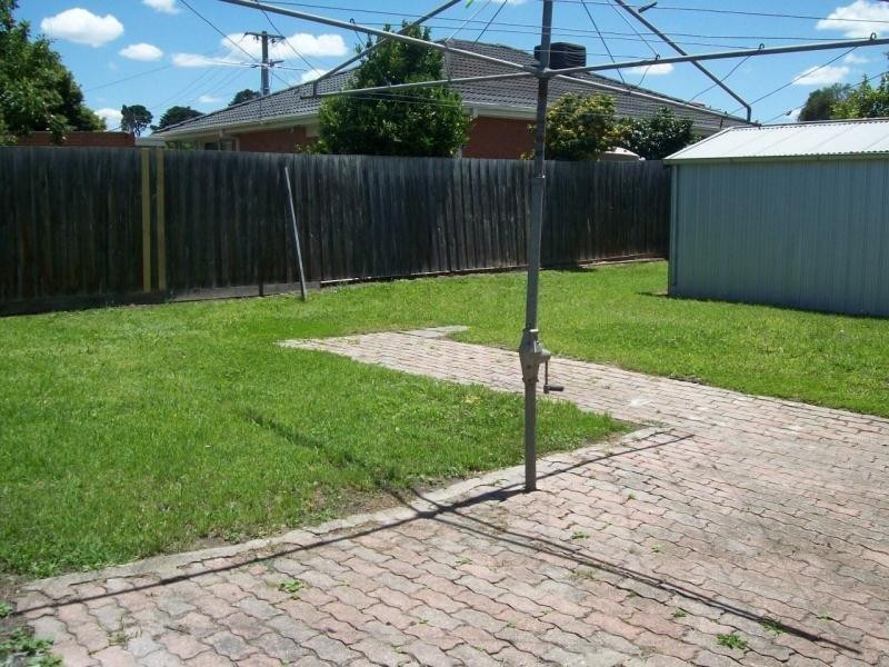 8 Neilsen Crescent, Bundoora VIC 3083