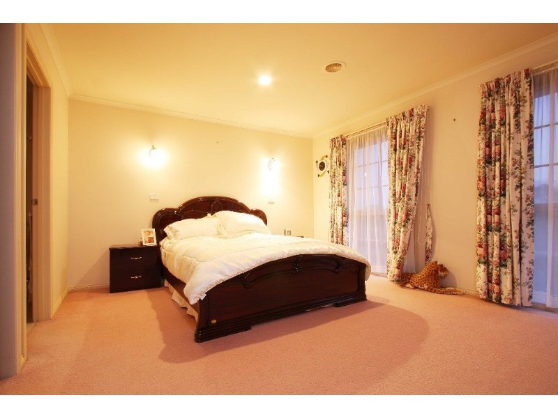 32 Wagstaff Drive, Mill Park VIC 3082