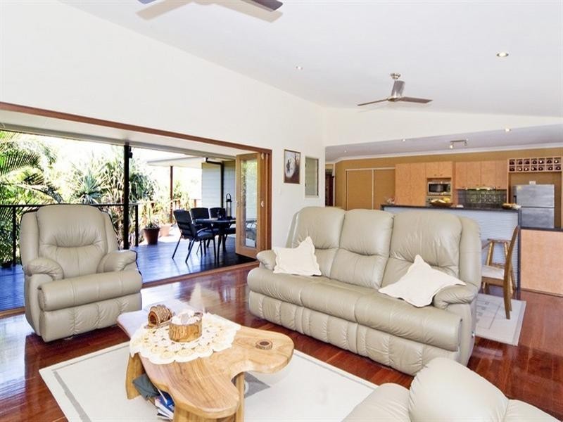 8 Surfside Crescent, Pottsville NSW 2489