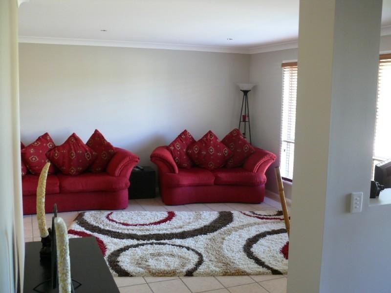 6 Kingman Court, Pacific Pines QLD 4211