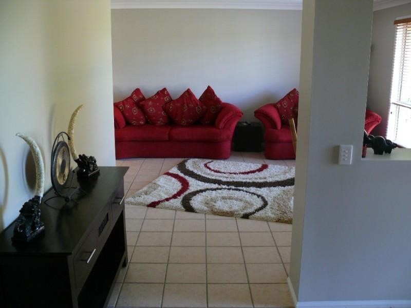 6 Kingman Court, Pacific Pines QLD 4211