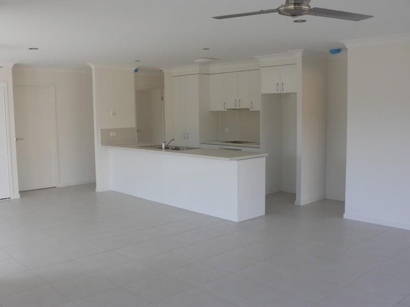 1/18 Kadie Place, Pacific Pines QLD 4211