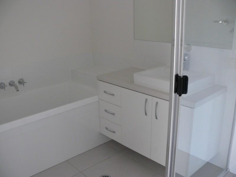 1/18 Kadie Place, Pacific Pines QLD 4211