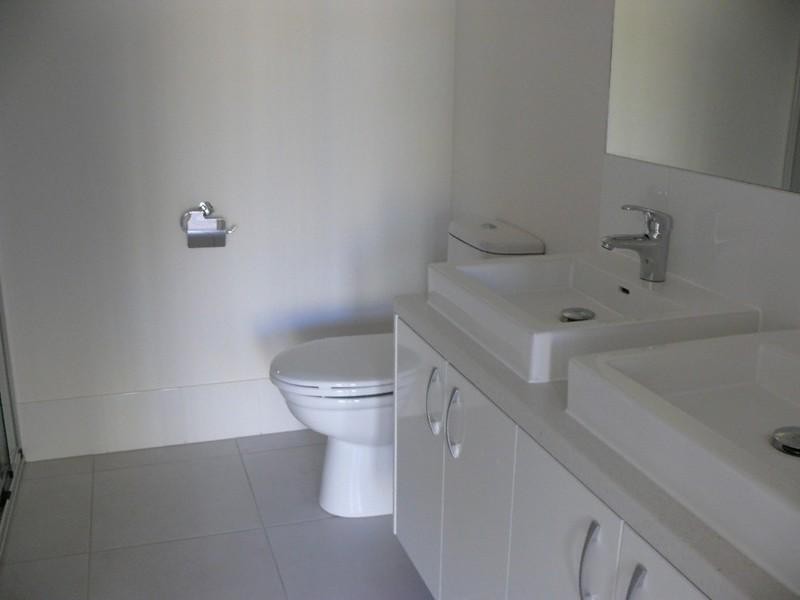 1/18 Kadie Place, Pacific Pines QLD 4211