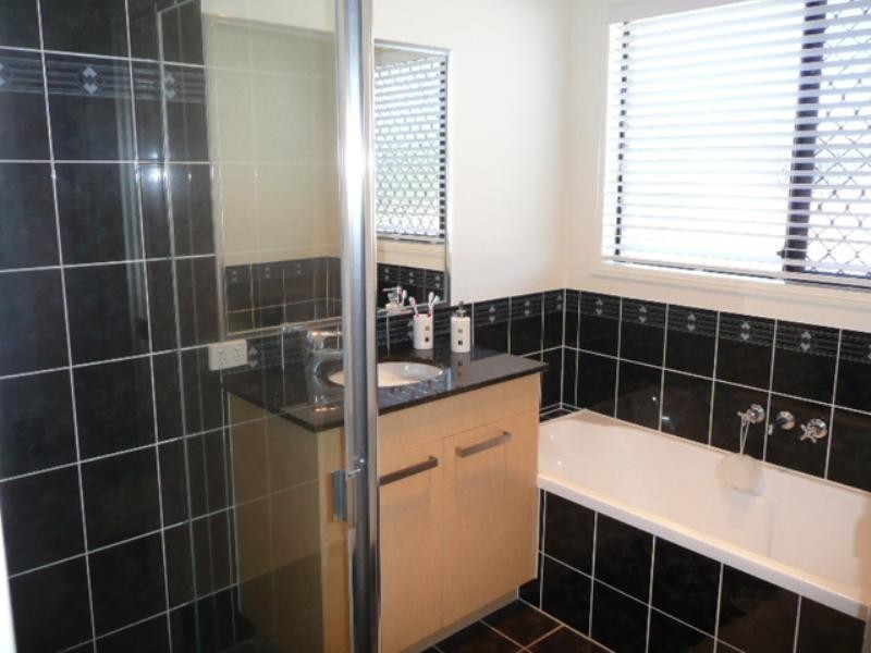 3 Hawker Street, Pacific Pines QLD 4211