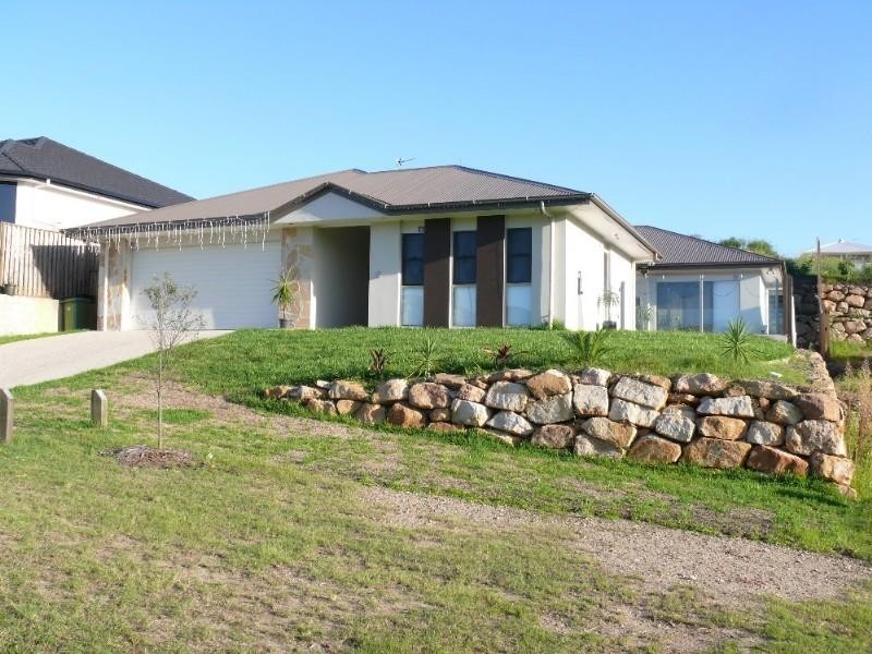 6 Yarra Place, Pacific Pines QLD 4211