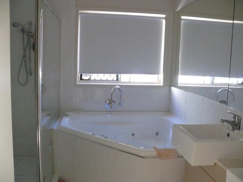 6 Yarra Place, Pacific Pines QLD 4211