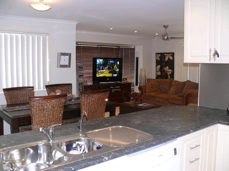 2/135 Central Street, Labrador QLD 4215