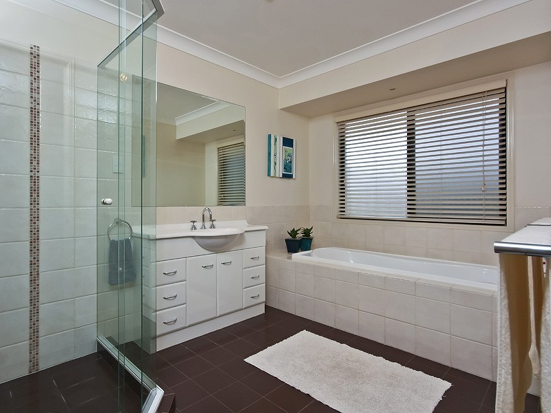 33 Hillary Circuit, Pacific Pines QLD 4211