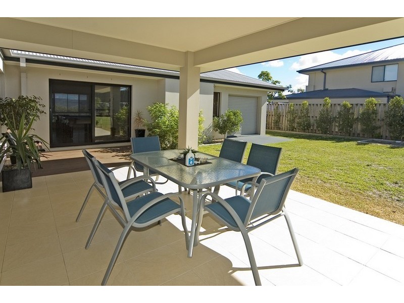 33 Hillary Circuit, Pacific Pines QLD 4211