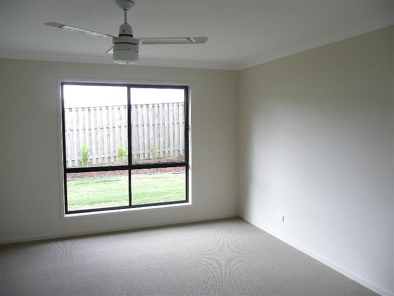 1/8 Barradeen Circuit, Pacific Pines QLD 4211