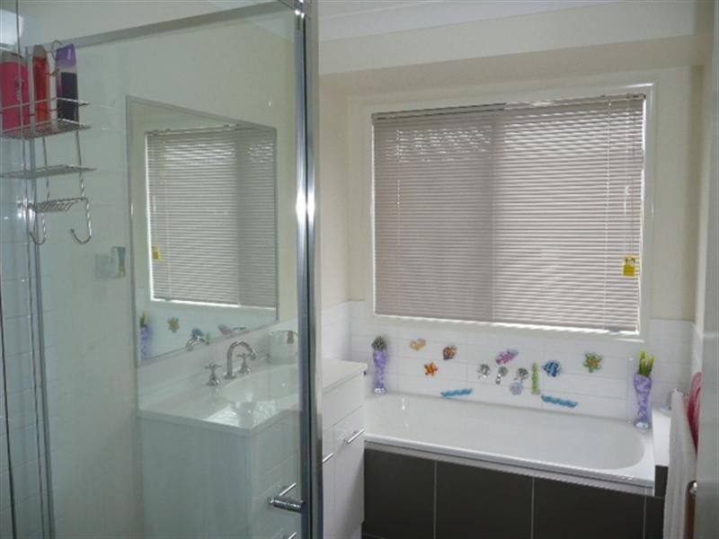 24 Hawkesburry Avenue, Pacific Pines QLD 4211