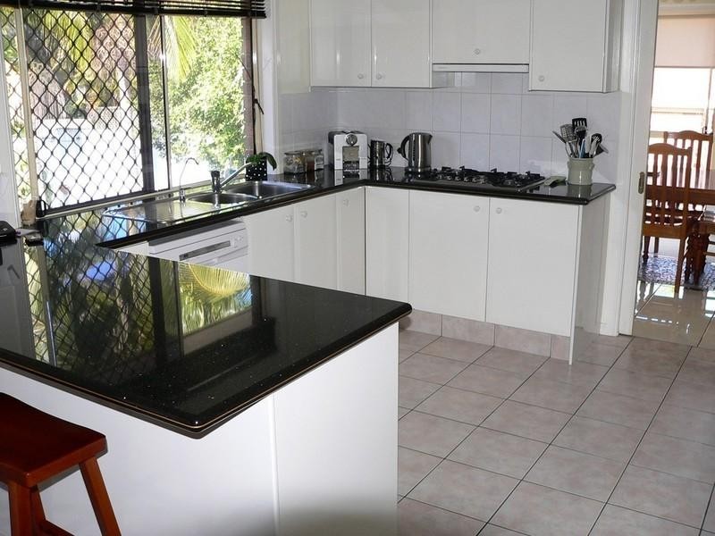 16 Gippsland Drive, Helensvale QLD 4212