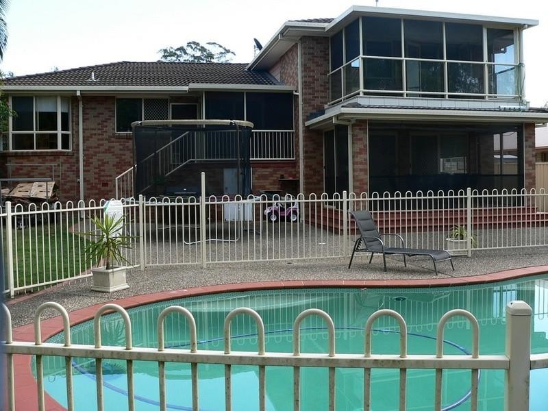 16 Gippsland Drive, Helensvale QLD 4212