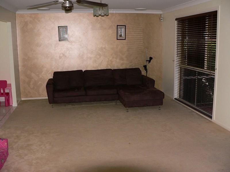 16 Gippsland Drive, Helensvale QLD 4212