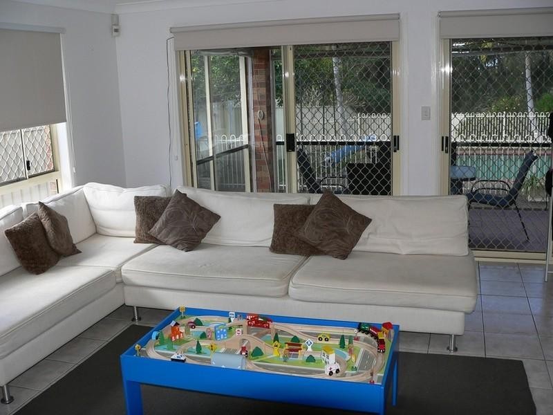 16 Gippsland Drive, Helensvale QLD 4212