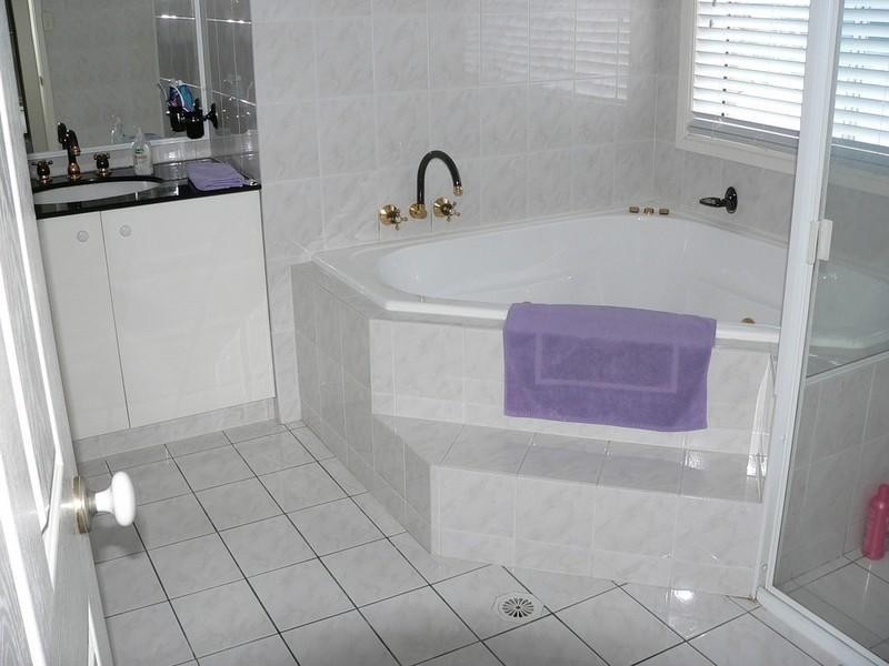 16 Gippsland Drive, Helensvale QLD 4212