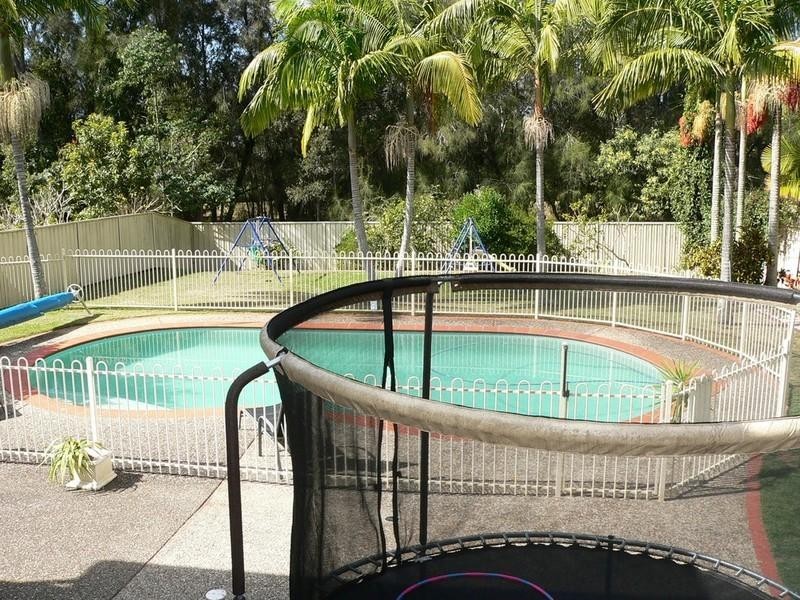 16 Gippsland Drive, Helensvale QLD 4212