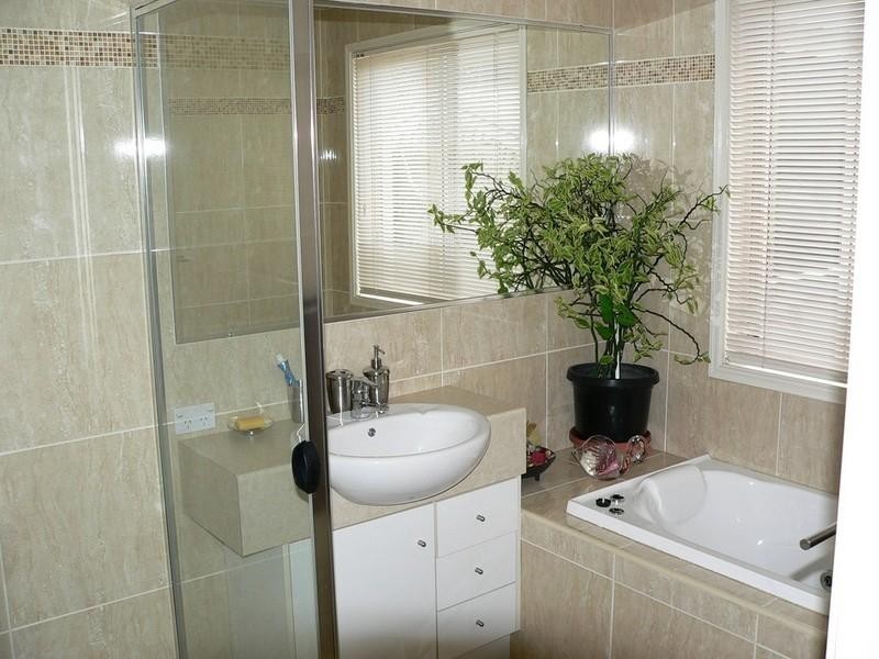 18 Irvine Street, Pacific Pines QLD 4211