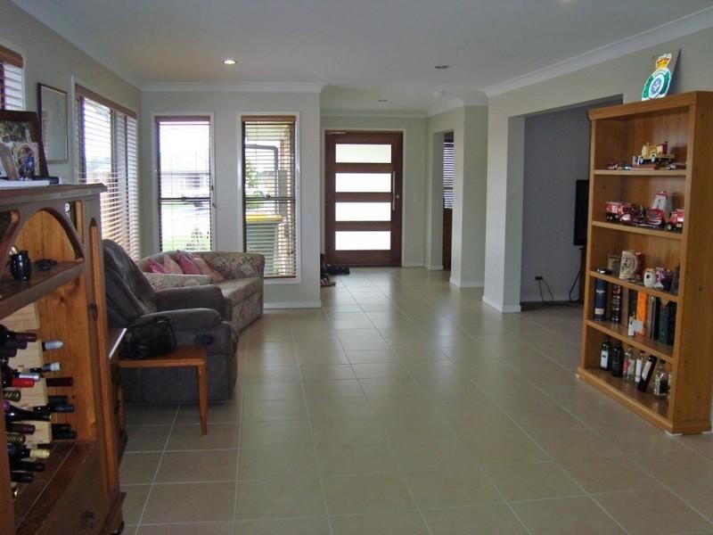 11 Kabi Place, Pacific Pines QLD 4211