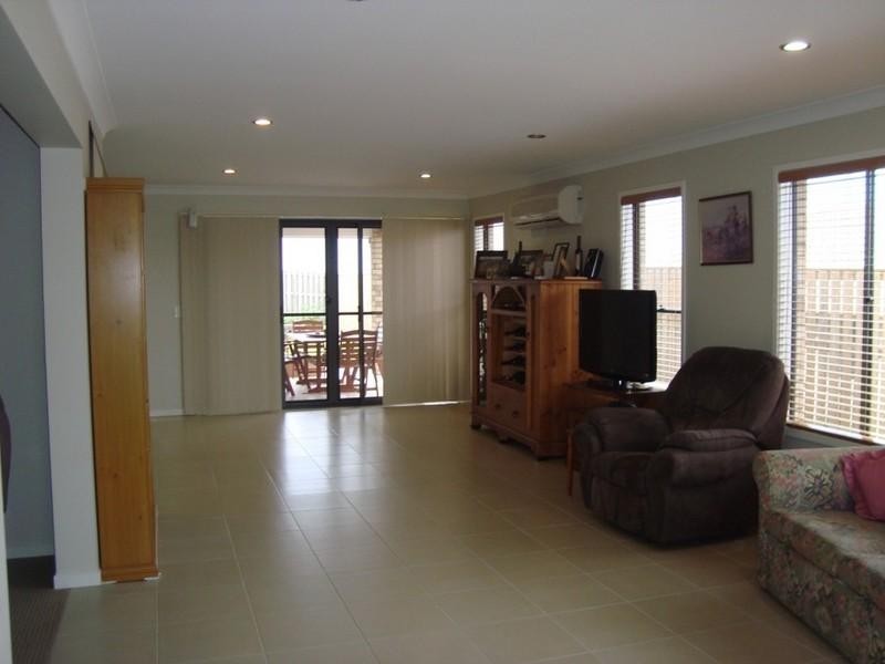 11 Kabi Place, Pacific Pines QLD 4211