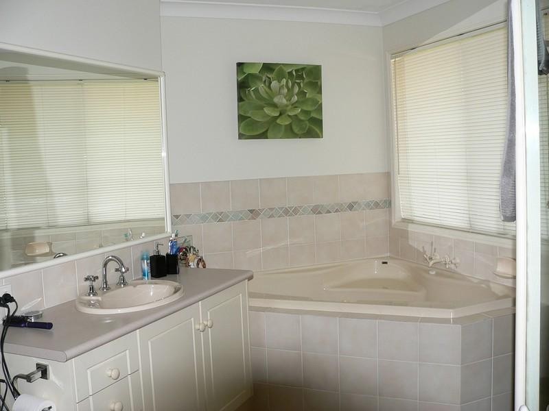 15 Pearson Close, Arundel QLD 4214