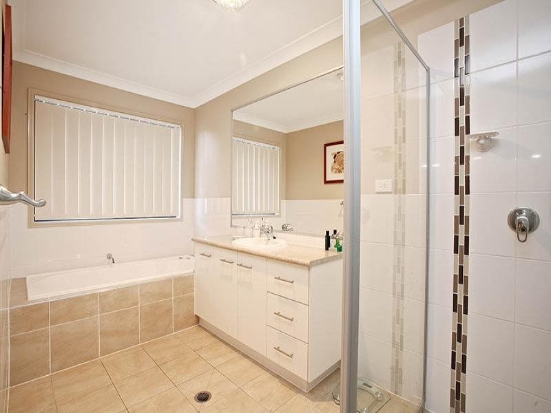 17 Caragh Crescent, Oxenford QLD 4210