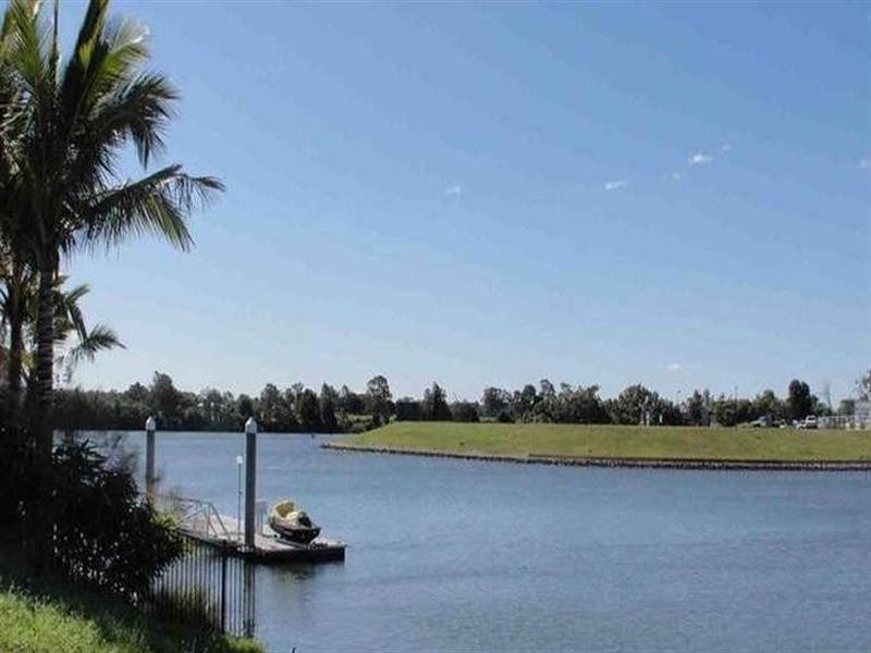 27 Ferrymans Court, Helensvale QLD 4212