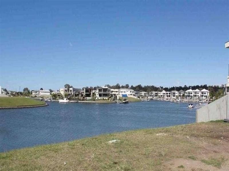 27 Ferrymans Court, Helensvale QLD 4212