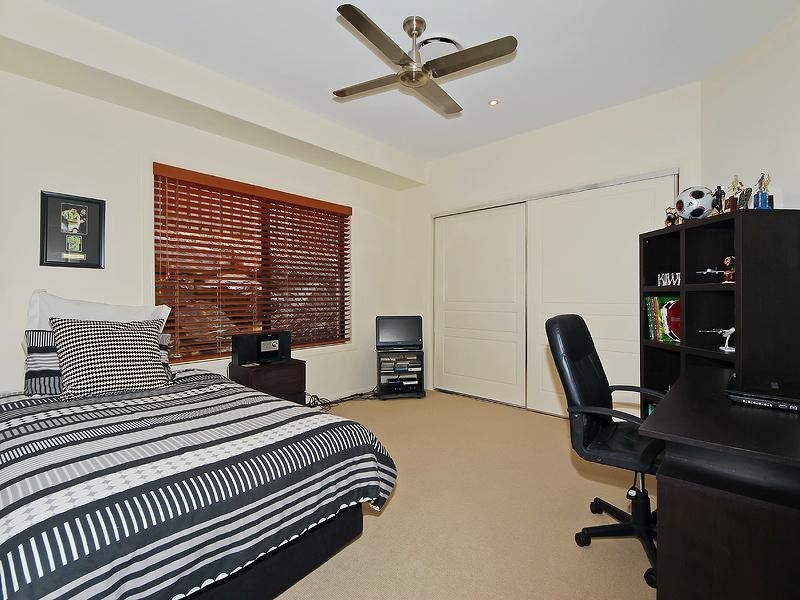 18 Kanangra Crescent, Pacific Pines QLD 4211