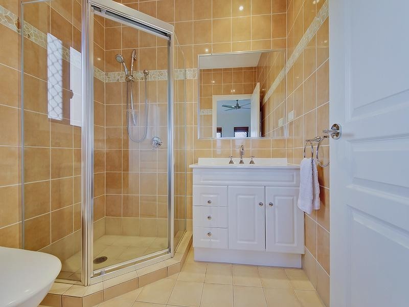 18 Kanangra Crescent, Pacific Pines QLD 4211