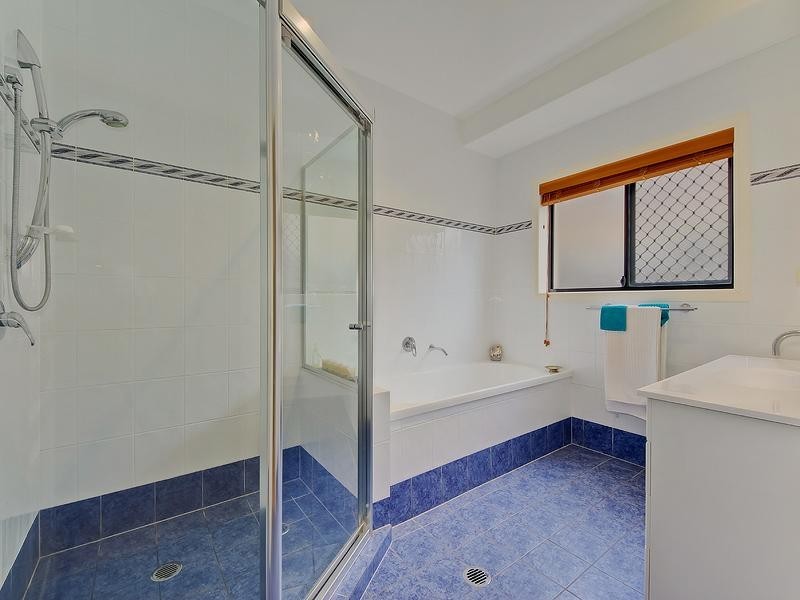 18 Kanangra Crescent, Pacific Pines QLD 4211