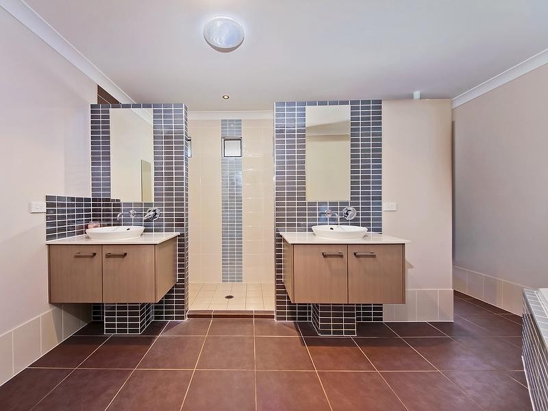 10 Barcoo Street, Pacific Pines QLD 4211