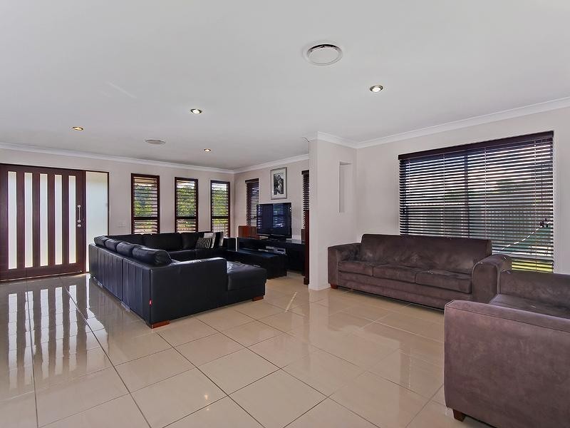 10 Barcoo Street, Pacific Pines QLD 4211