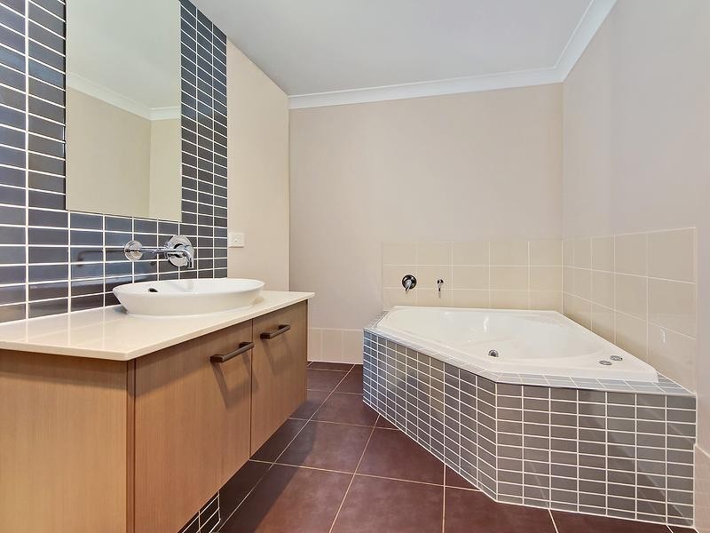 10 Barcoo Street, Pacific Pines QLD 4211