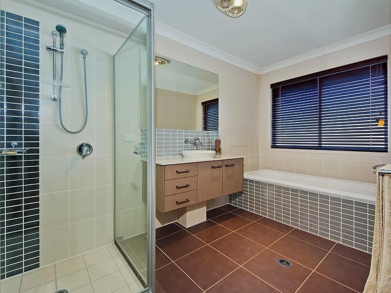 10 Barcoo Street, Pacific Pines QLD 4211