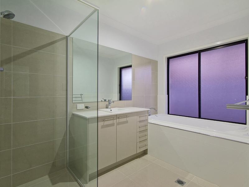 34 Calmwater Crescent, Helensvale QLD 4212