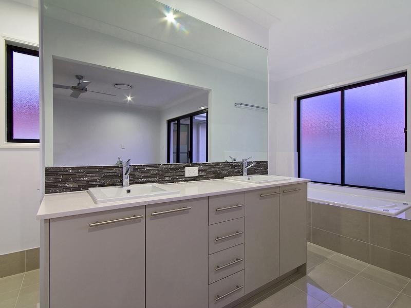 34 Calmwater Crescent, Helensvale QLD 4212