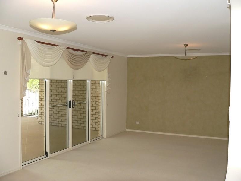 8 Hemes Close, Pacific Pines QLD 4211