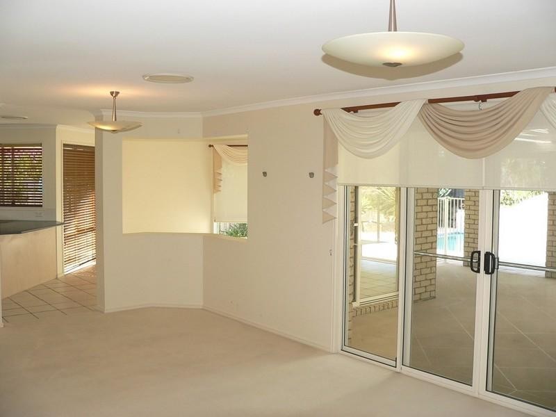 8 Hemes Close, Pacific Pines QLD 4211