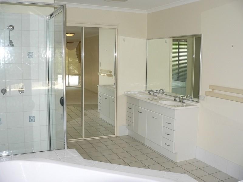 8 Hemes Close, Pacific Pines QLD 4211