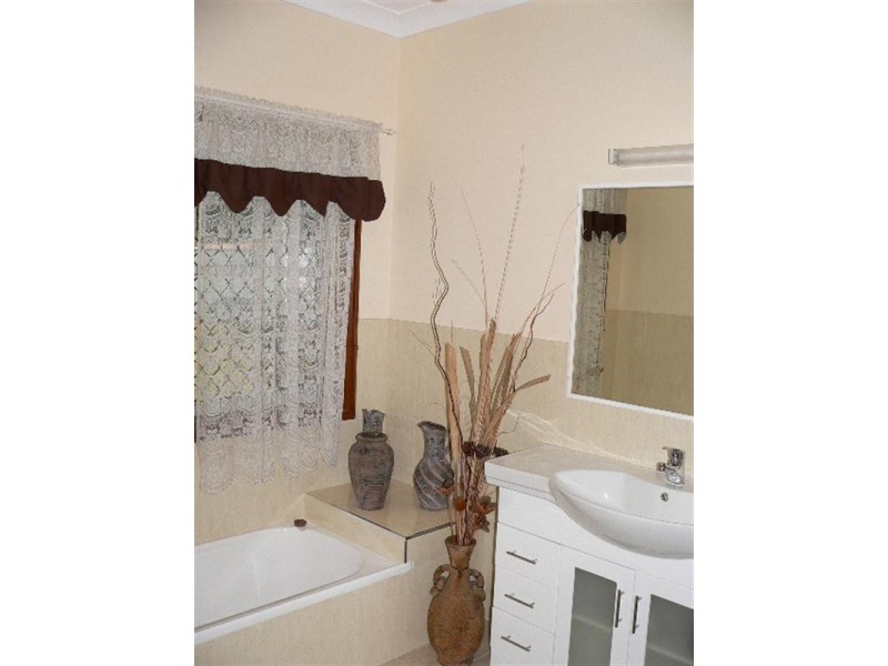 2 Ruth Terrace, Oxenford QLD 4210