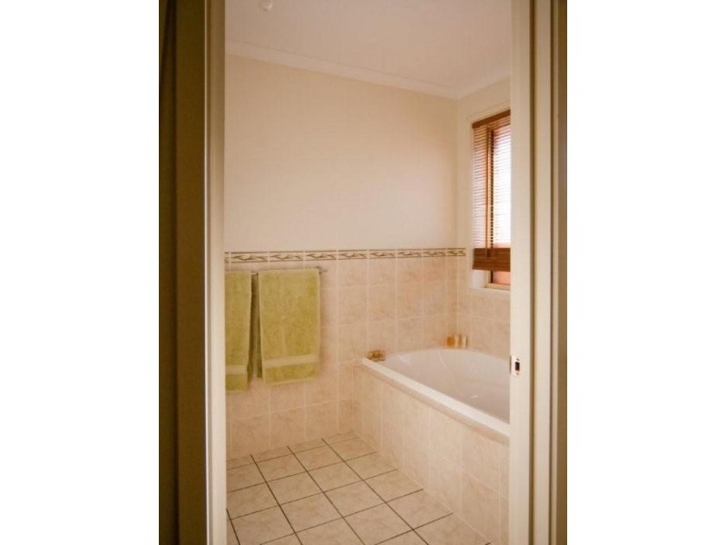 16 Heathpool Street, Burton SA 5110