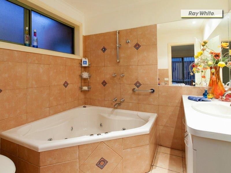 8 Fenton Avenue, Rosebud VIC 3939