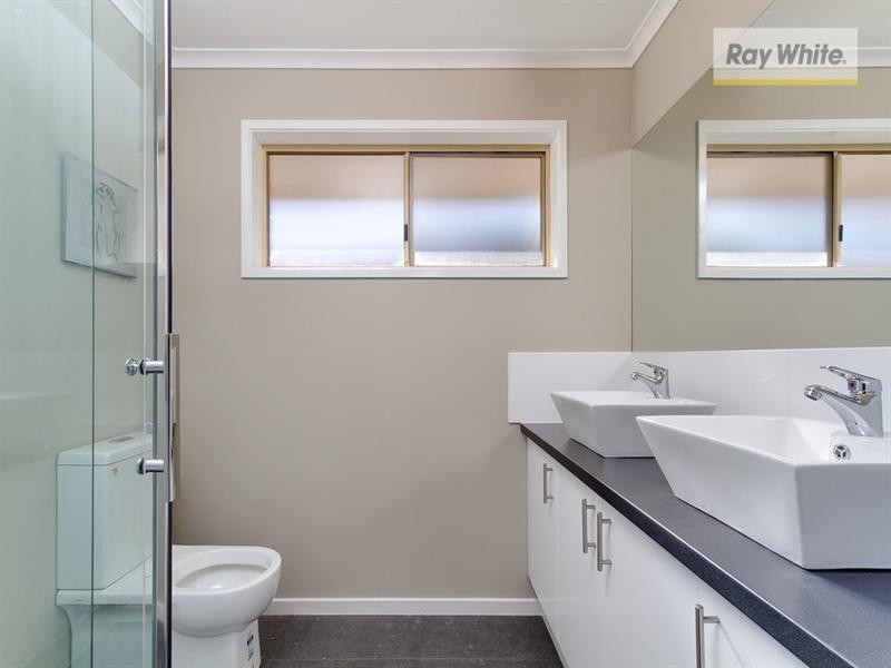 16 Sixth Avenue, Rosebud VIC 3939