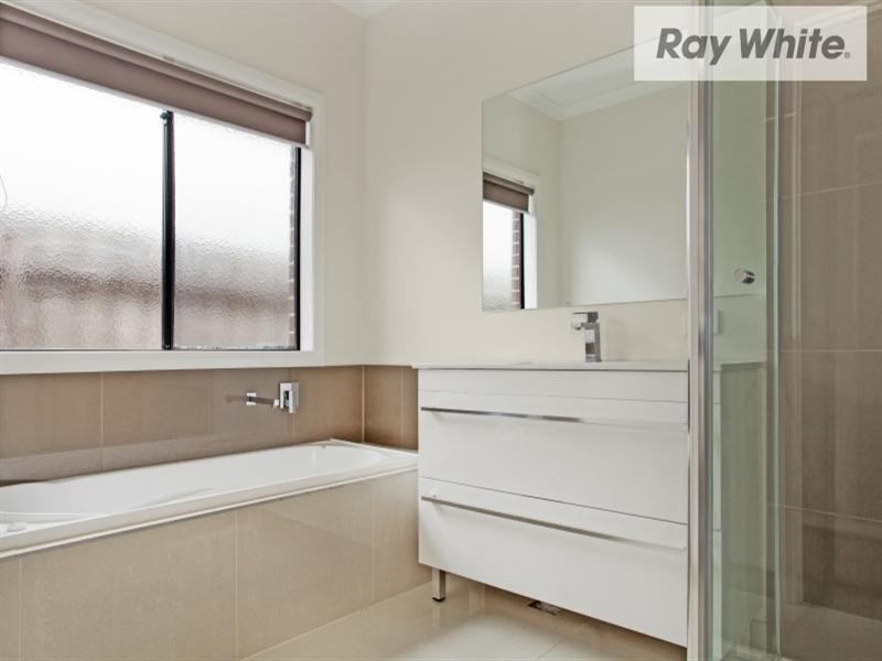 44a Hove Road, Rosebud VIC 3939