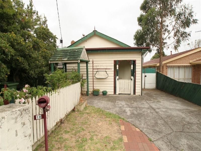 18 Sixth Avenue, Rosebud VIC 3939
